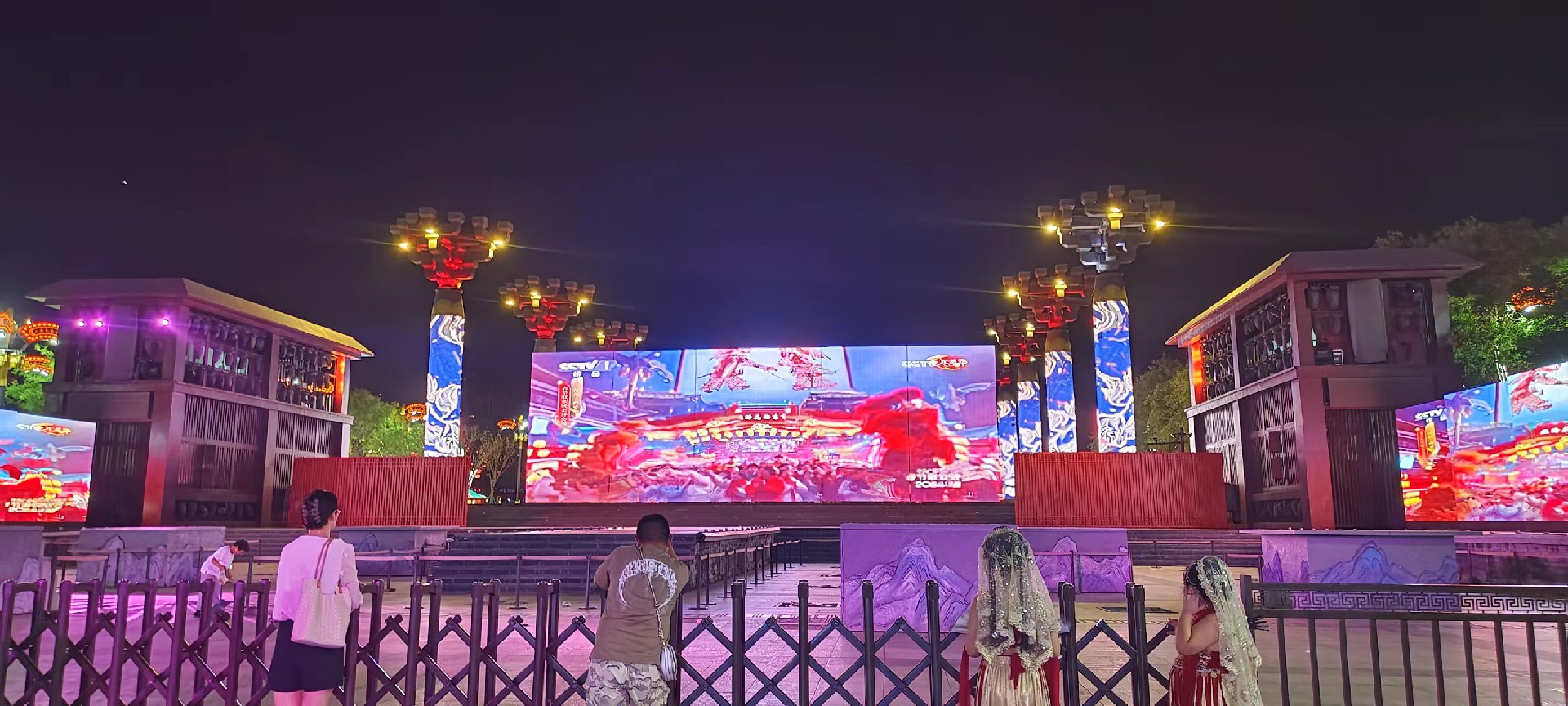 西安是國務(wù)院公布的首批國家歷史文化名城，有西周、秦、西漢、唐等在內的13個(gè)朝代在此建都，是世界四大古都之一，中國古都學(xué)會(huì )認定的中國建都朝代最多、帝都歷史最長(cháng)的古都。曾經(jīng)作為中國首都和政治、經(jīng)濟、文化中心長(cháng)達1100多年。旅游景點(diǎn)有秦始皇兵馬俑博物館、大雁塔、陜西歷史博物館、華清池景區、碑林博物館等