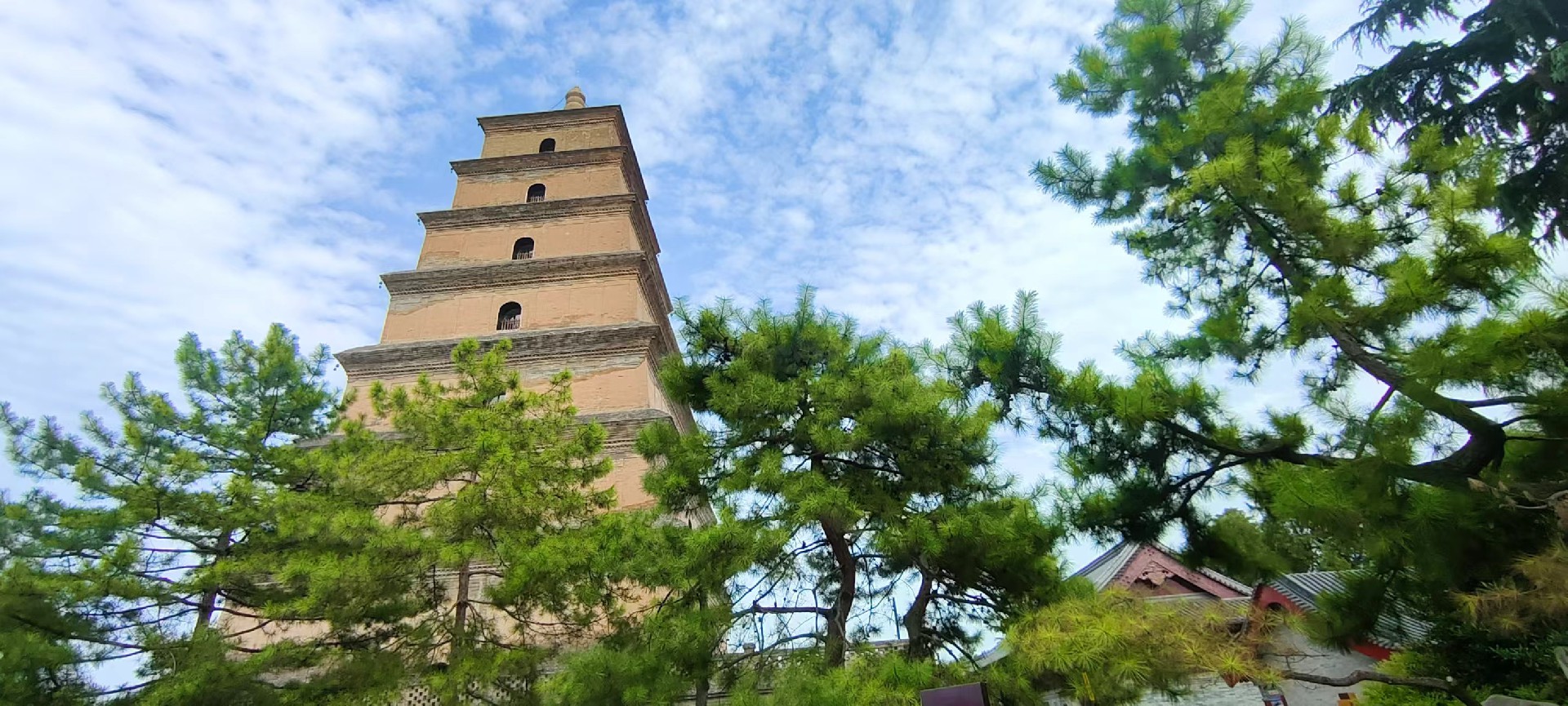 西安是國務(wù)院公布的首批國家歷史文化名城，有西周、秦、西漢、唐等在內的13個(gè)朝代在此建都，是世界四大古都之一，中國古都學(xué)會(huì )認定的中國建都朝代最多、帝都歷史最長(cháng)的古都。曾經(jīng)作為中國首都和政治、經(jīng)濟、文化中心長(cháng)達1100多年。旅游景點(diǎn)有秦始皇兵馬俑博物館、大雁塔、陜西歷史博物館、華清池景區、碑林博物館等