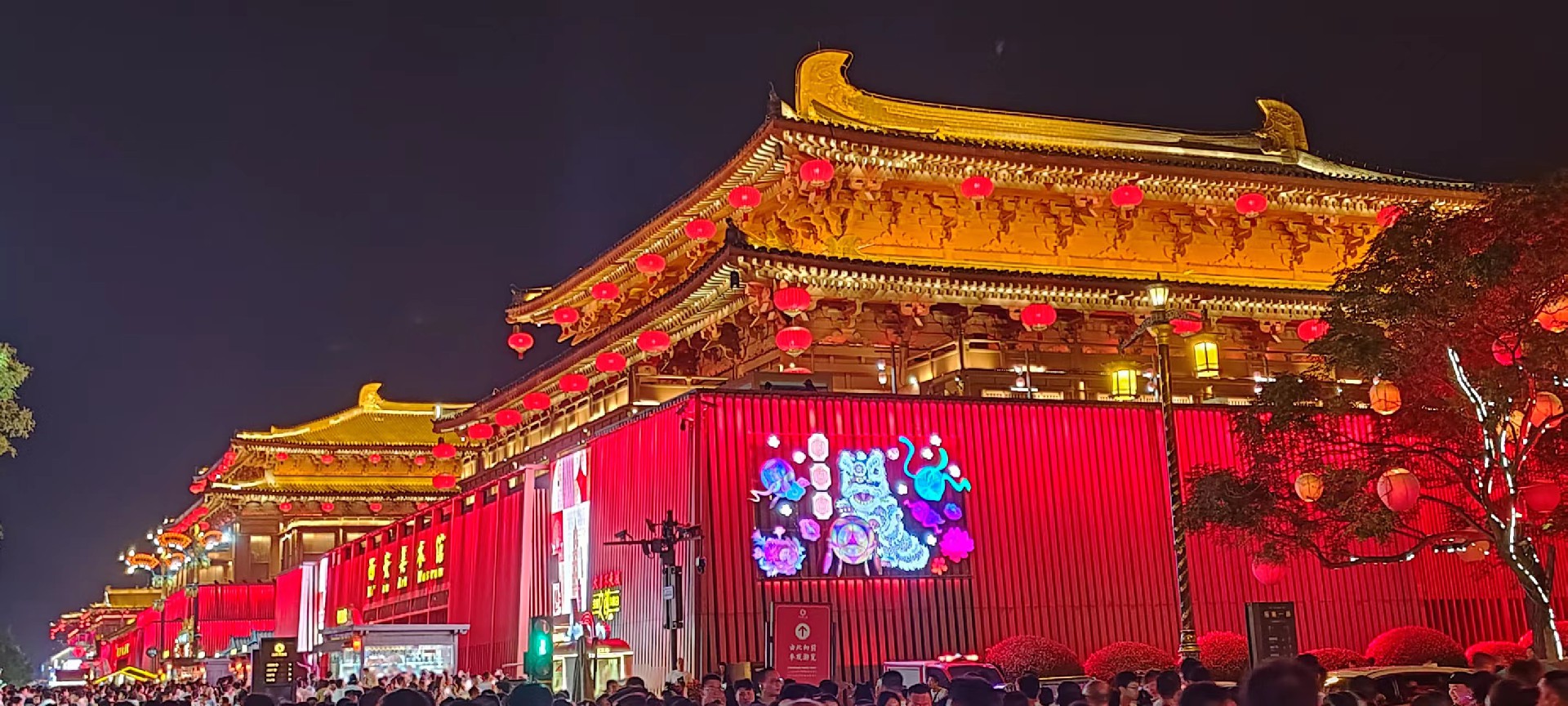 西安是國務(wù)院公布的首批國家歷史文化名城，有西周、秦、西漢、唐等在內的13個(gè)朝代在此建都，是世界四大古都之一，中國古都學(xué)會(huì )認定的中國建都朝代最多、帝都歷史最長(cháng)的古都。曾經(jīng)作為中國首都和政治、經(jīng)濟、文化中心長(cháng)達1100多年。旅游景點(diǎn)有秦始皇兵馬俑博物館、大雁塔、陜西歷史博物館、華清池景區、碑林博物館等