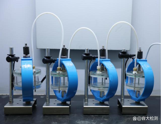 10月20日，工業(yè)和信息化部發(fā)布了2022年第23號公告，由舞鋼主導制定的我國首個(gè)《抗濕硫化氫腐蝕鋼板》行業(yè)標準成功發(fā)布。  該標準由舞鋼公司主導，冶金工業(yè)信息標準研究院參與共同完成。項目組從標準建議書(shū)提交、申報、答辯，到標準的編制、起草、征求意見(jiàn)、審查審定，以及公示、公布等環(huán)節嚴格把關(guān)，歷時(shí)近3年努力完成。  該項標準填補了我國抗濕硫化氫腐蝕鋼板標準空白，解決了抗濕硫化氫腐蝕鋼板采購卡脖子難題，打通了從技術(shù)研發(fā)、產(chǎn)品設計、裝備制造到產(chǎn)品營(yíng)銷(xiāo)最后一公里，對于國內抗濕硫化氫腐蝕鋼板產(chǎn)業(yè)高質(zhì)量發(fā)展具有深遠意義。  該項行業(yè)標準是依據工業(yè)和信息化部工信廳科函（2019）276 號文“關(guān)于印發(fā) 2019 年第四批行業(yè)標準制修訂和外文版項目計劃的通知”下達的項目計劃， 2020年8月，全國鋼標委鋼板和鋼帶分委員會(huì )組織各起草單位成立起草工作組，由舞陽(yáng)鋼鐵有限責任公司為組長(cháng)單位，負責主要起草工作。工作組對國內外抗濕硫化氫腐蝕鋼板產(chǎn)品和技術(shù)現狀與發(fā)展情況進(jìn)行全面調研，同時(shí)廣泛搜集相關(guān)標準和國內外技術(shù)資料，進(jìn)行了大量的研究分析、資料查證工作，結合實(shí)際應用經(jīng)驗，進(jìn)行全面總結和歸納，在此基礎上編制出《抗濕硫化氫腐蝕鋼板》標準，依據所收到的公開(kāi)征求的社會(huì )意見(jiàn)，進(jìn)行分類(lèi)、歸納、整理和分析，于 2021 年 11 月完成了標準送審稿。全國鋼標委鋼板鋼帶分委員會(huì )與標準審查會(huì )，通過(guò)了此標準的審定。經(jīng)過(guò)全國鋼標委鋼板鋼帶分委員會(huì )絕大多數委員投票通過(guò)了此標準的審查，獲得了批準，最終由中國工業(yè)和信息化部進(jìn)行發(fā)布。   de1bb805c27e7ca704aee101fe9d728d.jpeg  該項標準從國內抗濕硫化氫腐蝕鋼板的發(fā)展要求出發(fā)，對所用鋼板化學(xué)成分、力學(xué)性能、表面質(zhì)量及交貨狀態(tài)，試驗和檢驗方法等多方面技術(shù)要求進(jìn)行了明確規定，對產(chǎn)品市場(chǎng)推廣應用起著(zhù)規范性指導作用。  舞鋼成功申請完成此項標準制定，是企業(yè)科研創(chuàng  )新綜合實(shí)力的有力體現，為加快國內抗濕硫化氫腐蝕鋼板國際化進(jìn)程起到引領(lǐng)作用,對抗濕硫化氫腐蝕鋼板市場(chǎng)的規范、推廣及應用具有重要意義。