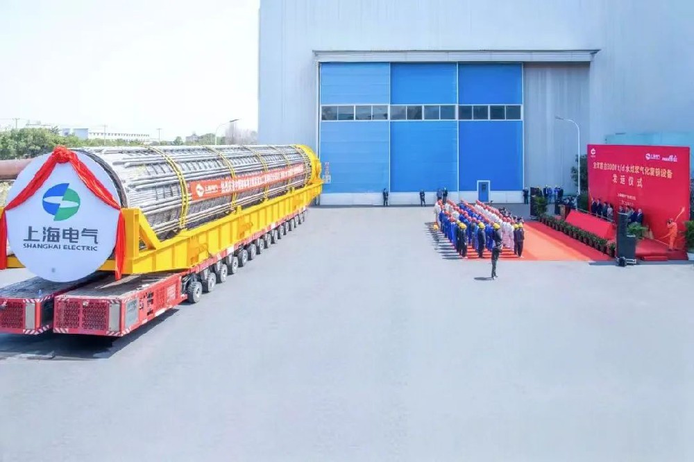 舞鋼公司結合行業(yè)趨勢和企業(yè)定位，快速調整工作思路，把特鋼思路作為企業(yè)經(jīng)營(yíng)的“法寶”，努力走好產(chǎn)品路線(xiàn)。在深入走訪(fǎng)市場(chǎng)的過(guò)程中，舞鋼公司了解到某客戶(hù)計劃設計制造日處理量達3000噸的水煤漿氣化廢鍋設備，由于各項技術(shù)要求比較高，其專(zhuān)利方美國Ap公司曾要求采用進(jìn)口鋼鐵材料制造該臺設備。舞鋼公司與該客戶(hù)和美國Ap公司進(jìn)行多輪次深度交流，充分發(fā)揮自身在容器鋼板領(lǐng)域的技術(shù)優(yōu)勢，為客戶(hù)研發(fā)契合設計要求的鋼鐵材料，贏(yíng)得了客戶(hù)和美國Ap公司的認可。在生產(chǎn)過(guò)程中，舞鋼公司效益產(chǎn)品攻關(guān)團隊和產(chǎn)線(xiàn)人員密切配合，根據產(chǎn)線(xiàn)實(shí)際，創(chuàng  )新工藝、生產(chǎn)流程，嚴格過(guò)程質(zhì)量管控，確保了該批容器鋼板各項質(zhì)量指標完全滿(mǎn)足客戶(hù)需求。