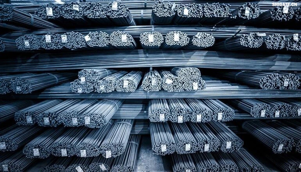 你聽(tīng)說(shuō)過(guò)歐洲"鋼鐵心臟"萎縮的消息嗎？為什么曾經(jīng)強大的歐盟鋼鐵產(chǎn)業(yè)如今正在迅速崩塌？特朗普政府重啟的25%鋼鐵關(guān)稅究竟給歐洲造成了多大沖擊？在全球貿易保護主義重燃的今天，歐盟的慘痛教訓對中國有何警示意義？數據顯示，2025年一季度，歐盟對美鋼鐵出口同比驟降42%，損失約150萬(wàn)噸訂單和45億歐元收入。與此同時(shí)，中國鋼鐵卻逆勢增長(cháng)，2024年出口量突破1.11億噸，創(chuàng  )下8年來(lái)新高。這背后有哪些產(chǎn)業(yè)鏈布局的深層差異？中國又該如何從歐盟的失敗中吸取經(jīng)驗，打贏(yíng)未來(lái)全球貿易的三大突圍戰？